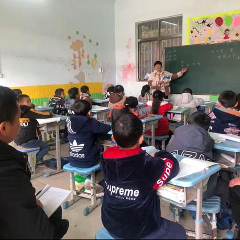 老庄镇中心校领导莅临栗盘小学督导检查教育教学工作