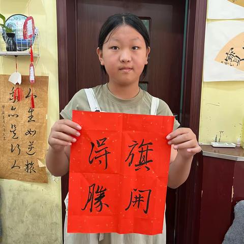 穿梭于国学经典诵读中，遨游于墨海挥毫泼墨间（副本）
