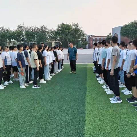 “训少年体魄，展青春风采”——皇台底中学进行新生队列内务训练