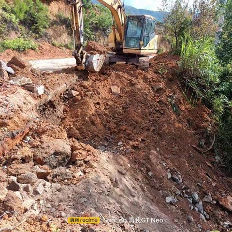 修复乡村公路，出行更加安全。