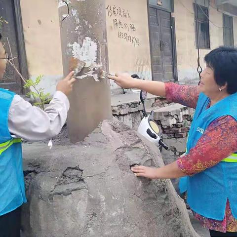 李珍街道办事处：整治清除“小广告”建设美好家园