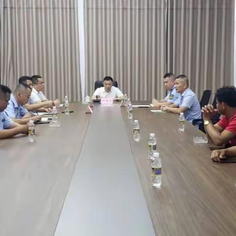 东郊镇镇长何荣灵倾听安置区民声并解决群众反映问题