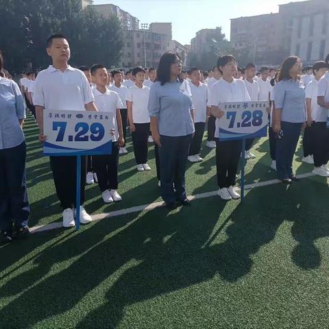 沙场点兵   激情飞扬   新生军训展风采             ——12中学教育集团大峪校区开展军训活动