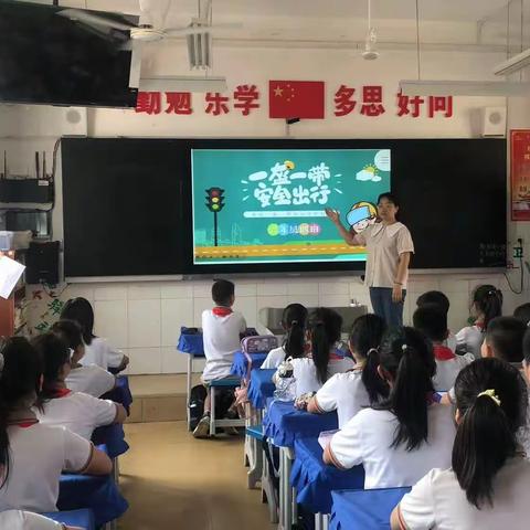 【文汇路小学·安全】一盔一带，安全“童”行