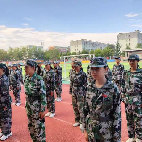 迷彩飞扬飒英姿，青春韶华正当时——石河子第十六中学七年级（1）班