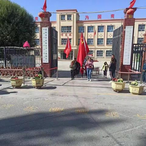 “传承红色基因、凝心聚力、携手同行”杜瓦镇中心小学秋季徒步活动