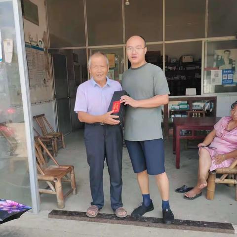 教师节柘二小学邓兆勇校长走访慰问退休教师