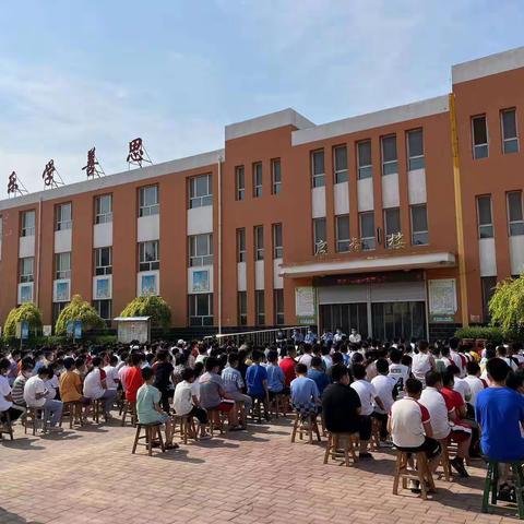 富镇小学召开校园安全法制教育大会