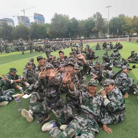 八（二）班“刻苦训练扬斗志，英姿飒爽启新程”圆满完成