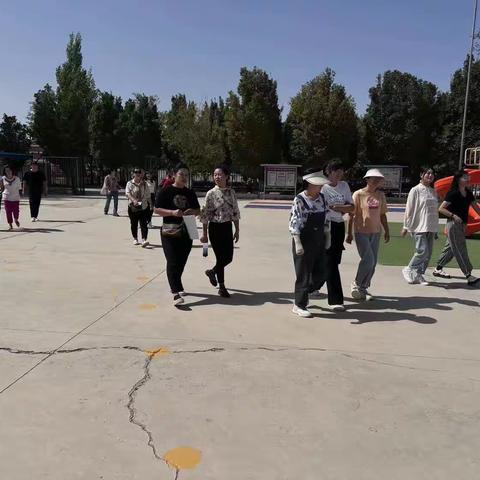 “党暖人心·情暖中秋·躬耕教坛做表率·潜心育人铸师魂”为主题的第39个教师节表彰暨团队建设联谊会