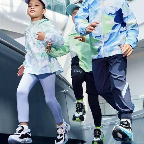 咸阳宝安商场四楼儿童新世界{安踏儿童品牌}秋款上新，全场新品低至七折，七折，七折。