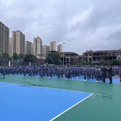 少年何惧风雨  军训磨练意志——龙光城第一学校开展七年级新生军训