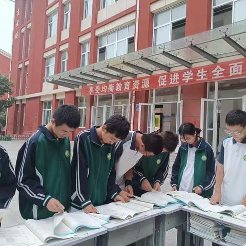 评比展风采，展览促提升——第四初级中学八年级开展暑假优秀作业展评活动