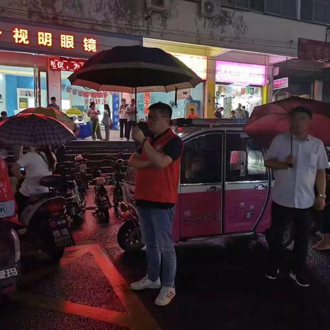 雨中护学 与爱同行                                                ——记新蔡县今是中学八（五）班爱心护学
