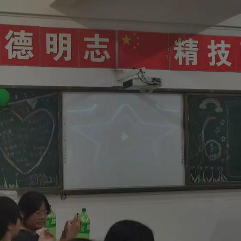 酒管 2201 班的六一活动