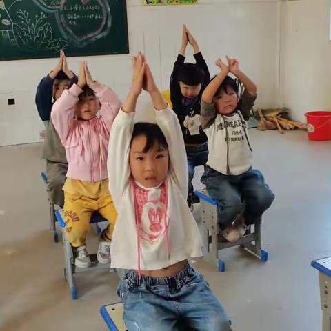 舞动小手，学习上下前后左右！——张龙八小 一年级