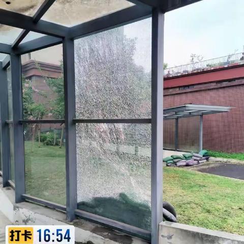 天府丽都车库出入口玻璃排危处理