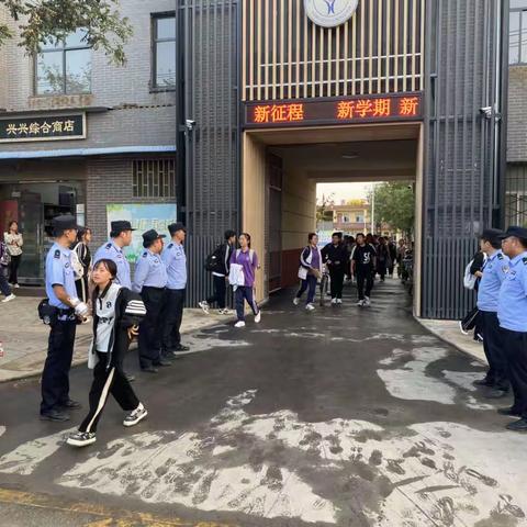 耿镇派出所在辖区耿镇中学开展护学岗工作