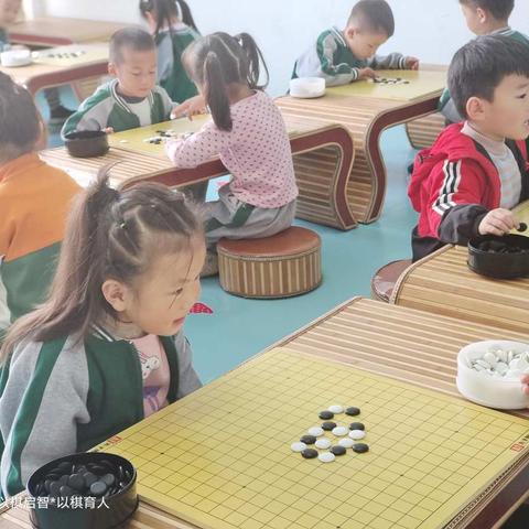 爱心幼儿园围棋上课啦