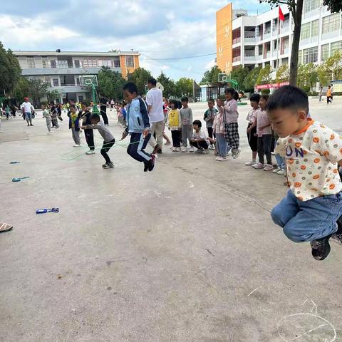 趣味体育，乐满校园——板桥小学2023——2024学年上学期“阳光体育运动会”篮球、跳绳比赛拉开帷幕