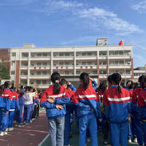 争做新时代好队员—-来宾市河西小学庆祝中国少年先锋队建队74周年暨新队员入队仪式