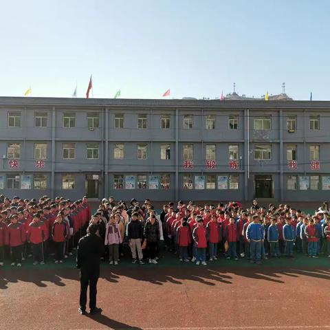 新火试茶破旧卷，清光磨剑开新章——临县五中2025-2026第一学期期中考试表彰大会