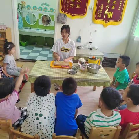 贝优德幼儿园晓月班日常生活课：自己做好吃的蛋炒饭