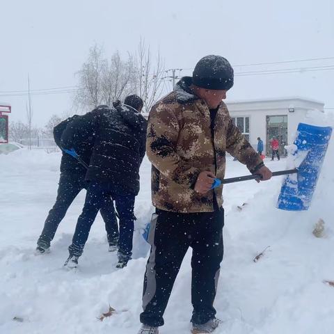 家校携手铲积雪 齐心协力显温情