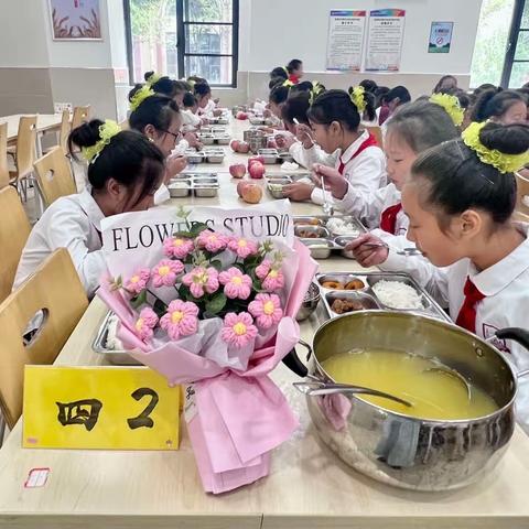 最美餐桌显文明   用餐礼仪我践行——记四2班"最美餐桌"评比活动