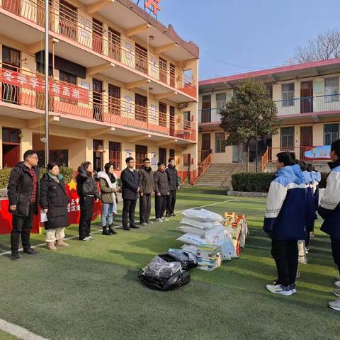 让爱发光 茁壮成长——河南九贰柒教育科技有限公司向拍石头乡中心学校捐资助学