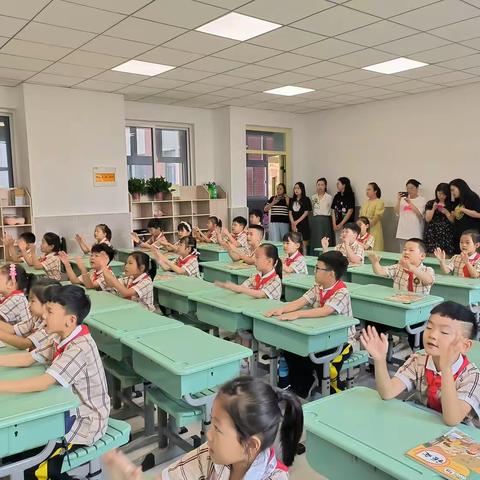 全环境育人｜晨诵声声融万籁，校园无处不书香——东湖小学晨诵观摩活动