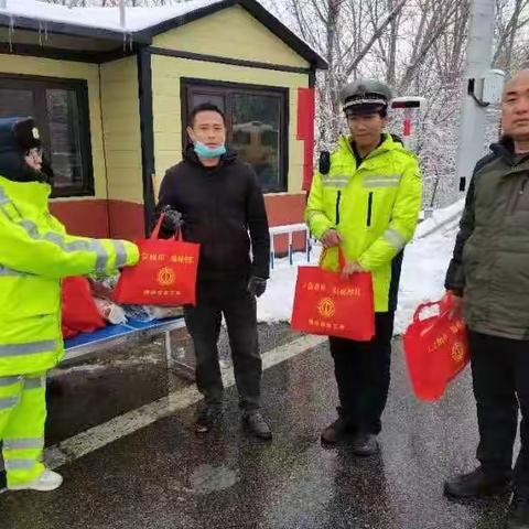 服务一群人，温暖整条路                  德州东户外劳动者驿站开展冬季送温暖活动