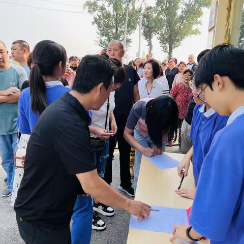 “发展年 作风年”——“双向奔赴 共育花开”西田各庄中学初二年级家长会