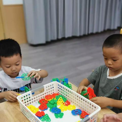 忆都时光幼儿园中一班李俊熹第一二周成长档案