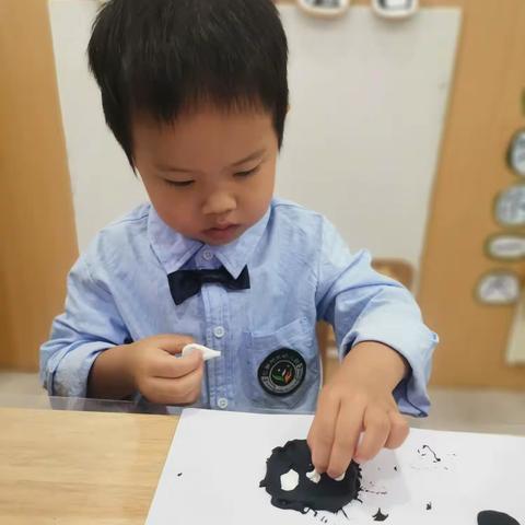 忆都时光幼儿园中一班袁霖丰第一二周成长档案