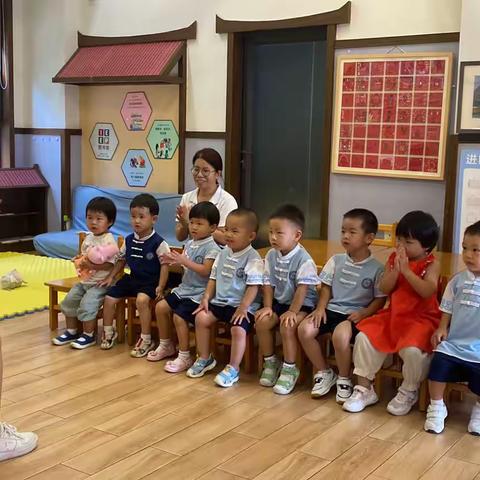 小可爱们的第四周已经完全融入到幼儿园的群体生活了，每天都有进步和新的体会，每天都在幸福成长！