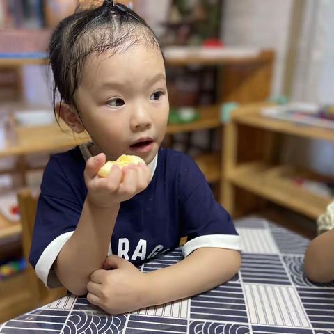 格林童话屋刘伊诺小朋友开始了一天的入园生活，让我们一起来感受快乐的点点滴滴吧！