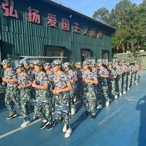 热浪中的蜕变_七年级国防教育第三日精彩瞬间