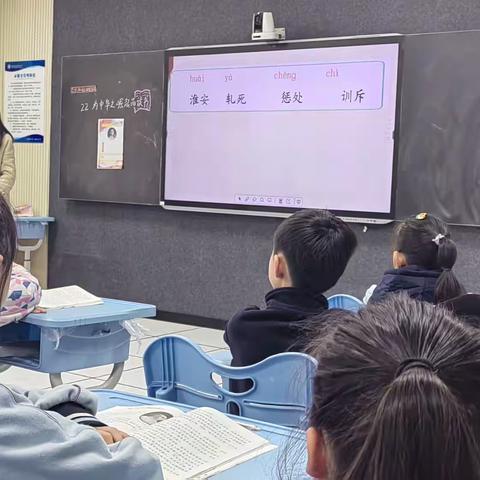 “顺时施宜 博学精研”新课程标准下的洪山六小语文学科教学研讨活动