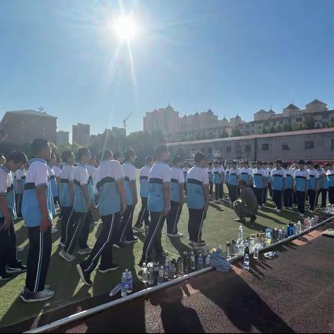 新乐实验学校七年级二班军训第四天：军训是青春的标志。