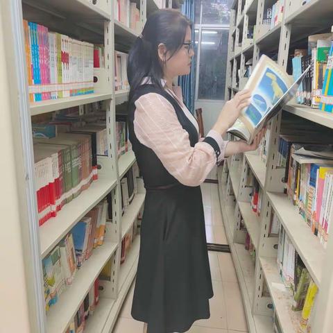 清查课外读物 建设书香校园一海口四中高中政治组