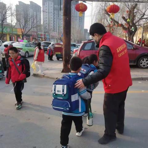 智慧家长·爱心护学——高密市第二实验小学红旗校区“红马甲爱心护学岗”