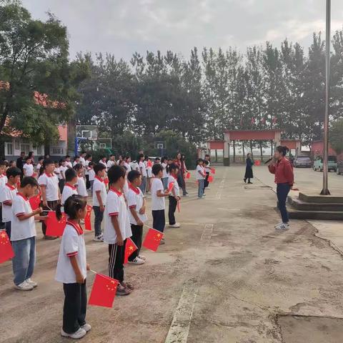 欢度国庆，礼赞祖国--张店镇第二小学举行庆祝祖国华诞的升旗仪式