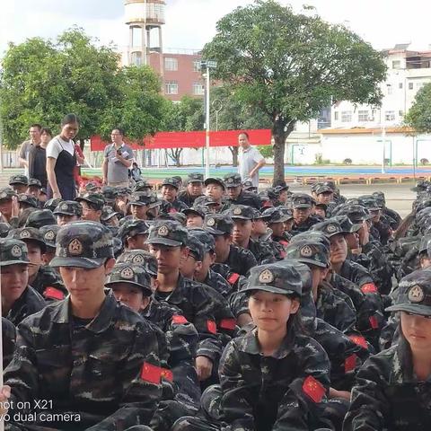 展军人之风采，筑军人之精神——2023级324班军训风釆。