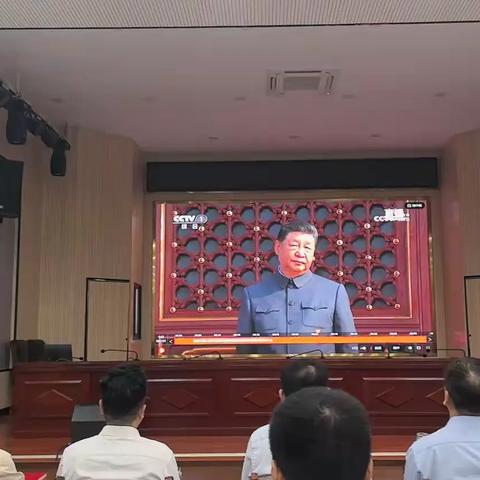 信阳供销集团组织收看 抗战胜利80周年纪念大会（副本）