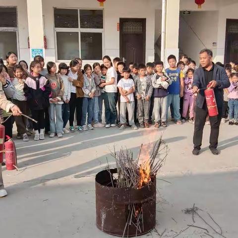 “防灾减灾，消防演练” 小侯刘楼小学开展国际减灾日演练教育活动