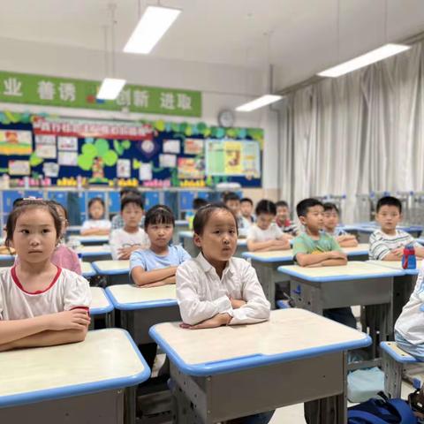 人才家园小学二年级二班鲨鱼公园STEM主题《发光的昆虫》