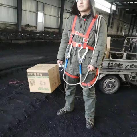 寒冬中逆风而上的检修人——燃料电控班奋战在寒冬的检修一线，检修人与寒风为舞，与低温较量，无怨无悔坚守