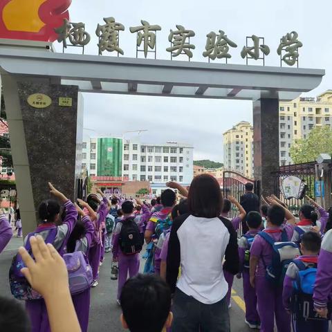 共育希望 筑梦未来— —栖霞市实验小学三年级五班开展“家长开放日”活动