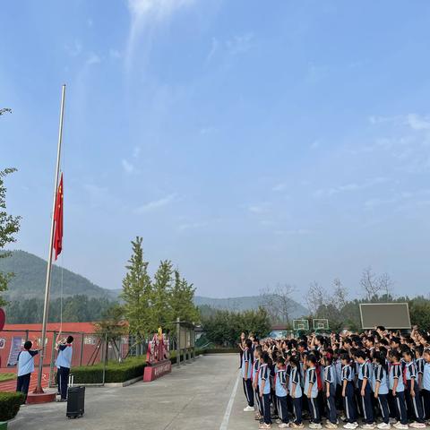 喜迎国庆，向国旗敬礼——芍药山中心小学国庆节活动